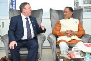 चर्चा के दौरान मुख्यमंत्री साय, डॉ एंड्रयू फ्लेमिंग
