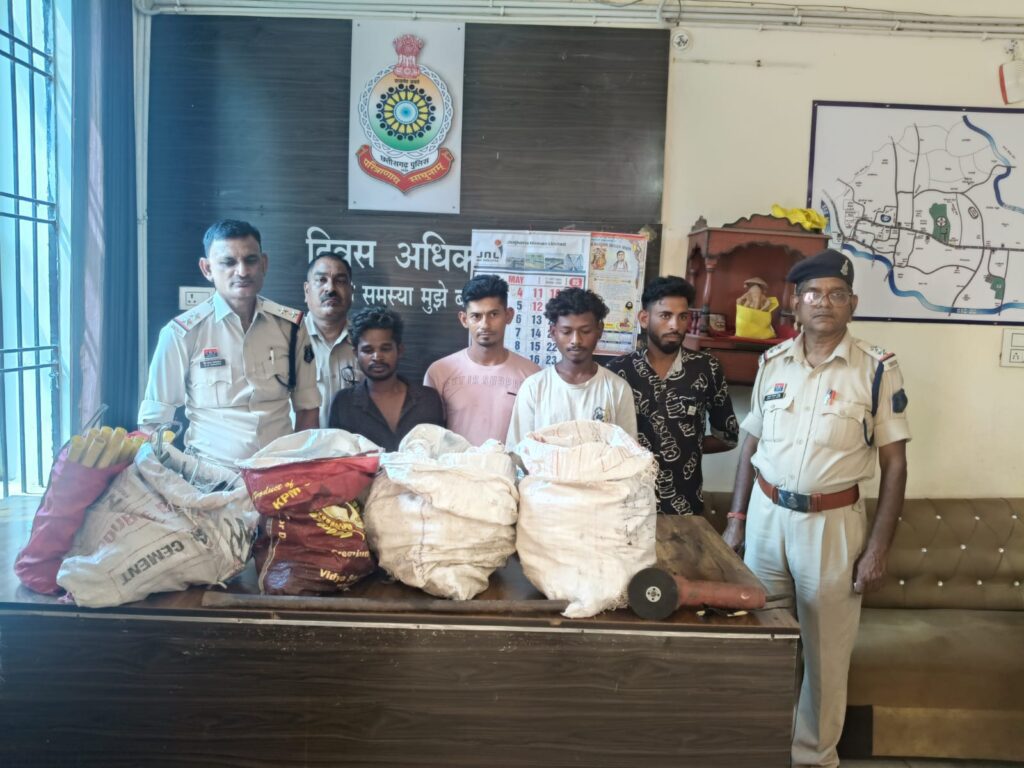Factory Theft Gang : सरकंडा पुलिस की बड़ी कार्रवाई: कारखाने में दो बार चोरी करने वाले गिरोह का भंडाफोड़, 4 आरोपी गिरफ्तार, 2 लाख का माल जब्त...