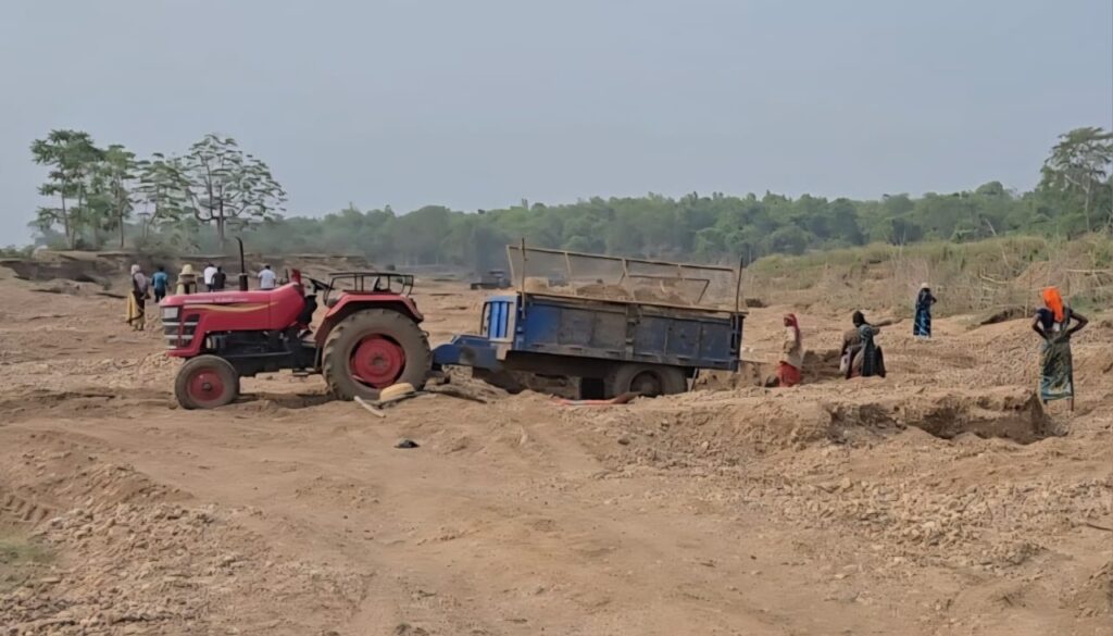Illegal Mining : रेत निकलते हुए 