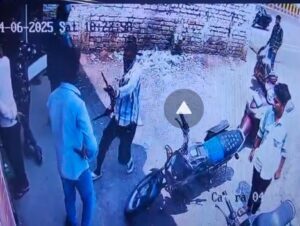 शराब दुकान के सामने चाकू लहराता रहा युवक, पेट्रोलिंग नहीं, बस ‘शो-ऑफ’