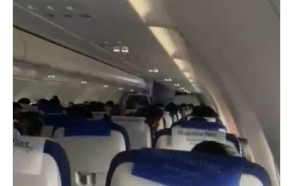Indigo Flight Gate Lock : इंडिगो फ्लाइट