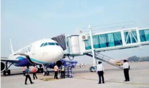 Indigo Flight Gate Lock : इंडिगो फ्लाइट में तकनीकी खामी से मचा हड़कंप, पूर्व मुख्यमंत्री,