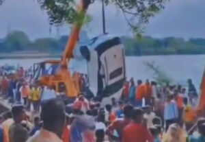 Car Fell in River : पुल में गिरी कार