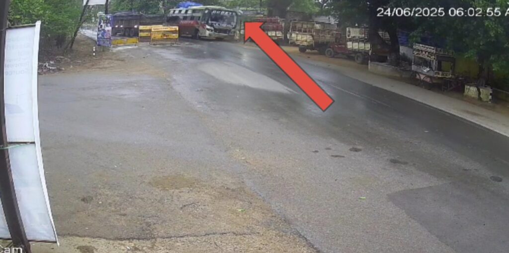 High speed bus crash : कुछ सेकंड की देरी और उड़ जाती जान! तेज रफ्तार बस ने दुकान को रौंदा,  
