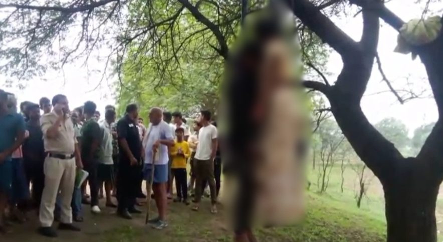 Couple found dead : प्रेम का दर्दनाक अंत: पेड़ पर झूलते मिले प्रेमी युगल के लाश, शादीशुदा था युवक, 