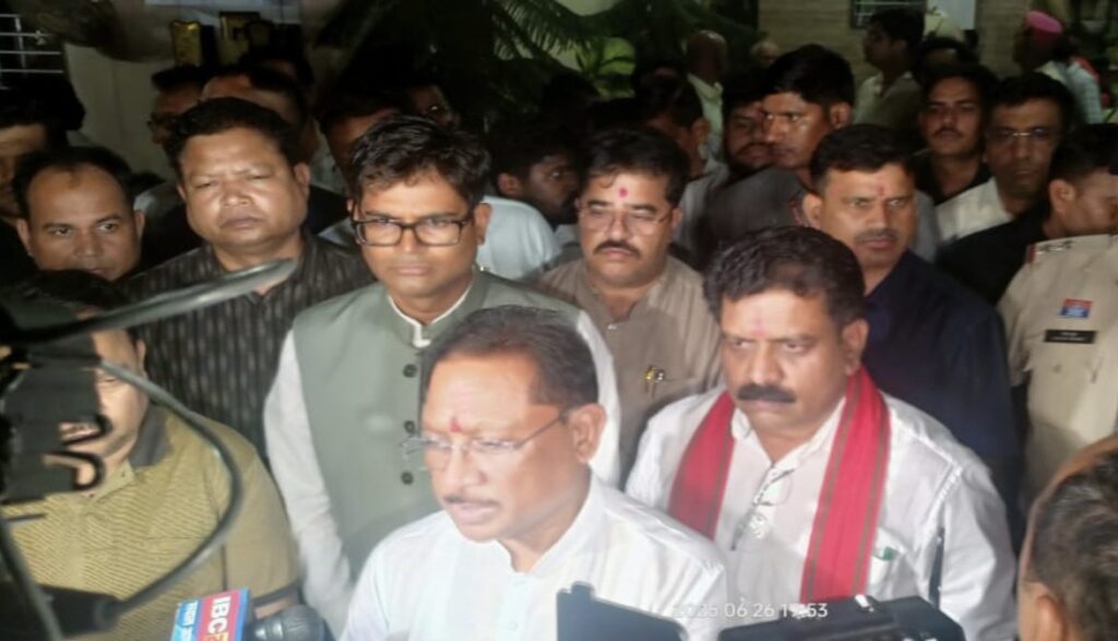 Chhattisgarh literature : दिवंगत डॉ. सुरेंद्र दुबे के घर पहुंचे सीएम विष्णुदेव साय, 