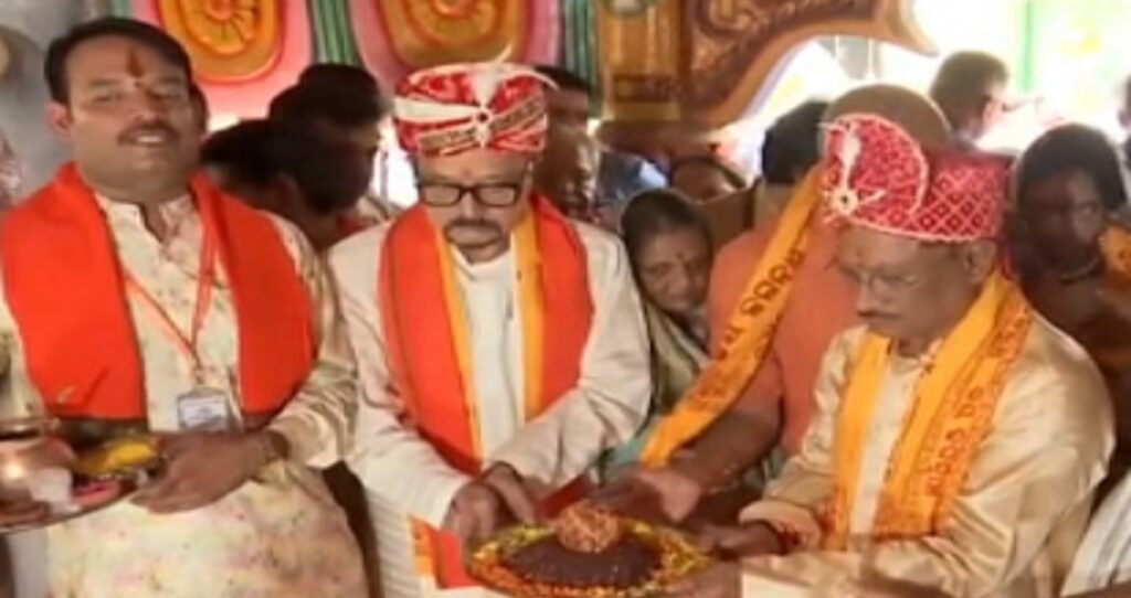 Rath Yatra Raipur 2025 : राज्यपाल रमेन डेका के साथ मुख्यमंत्री विष्णुदेव साय ने भगवान जगन्नाथ की पूजा-अर्चना, 
