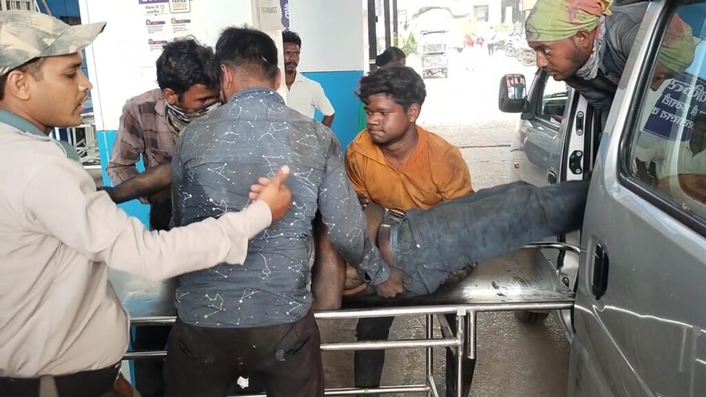 Industrial Accident Chhattisgarh : बासुदेव प्लांट में मेंटनेंस बड़ा हादसा : प्लांट में ऊँचाई से गर्म राख पर गिरे 2 मजदूर, बुरी तरह झुलसे, 
