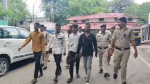 Police Action: RAJDHANIGNEWS की खबर का बड़ा असर: हथियार लहराने वाले