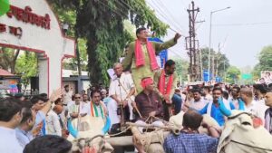 Congress Protest : बैलगाड़ी में सवार होकर कांग्रेस कार्यकर्ताओं ने कलेक्ट्रेट और DEO कार्यालय किया घेराव, 