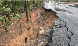 national highway 45 : तीन दिन की बारिश ने खोल दी NH-45 की पोल: घटिया निर्माण से धंसी सड़क, 