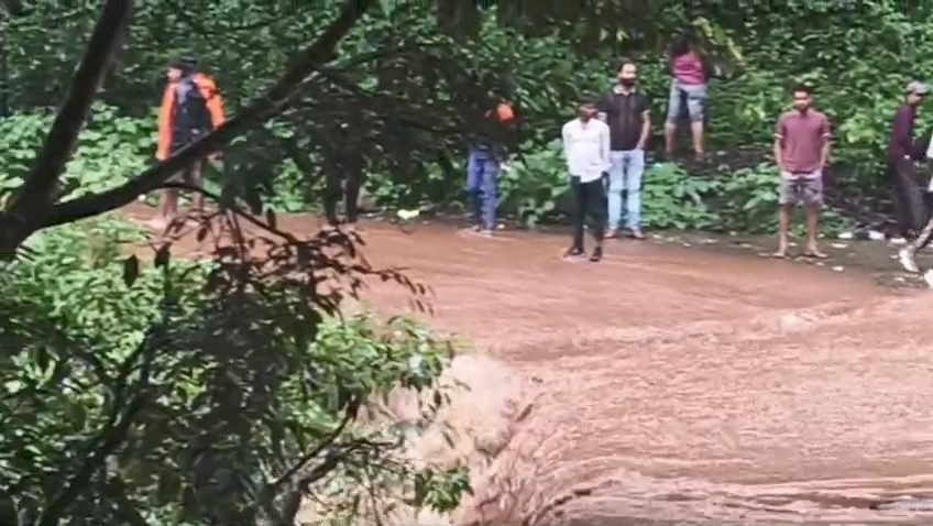 Road Blockage : लगातार बारिश से उफान पर नदी-नाले, दुर्गा धारा मार्ग पर यातायात ठप, 