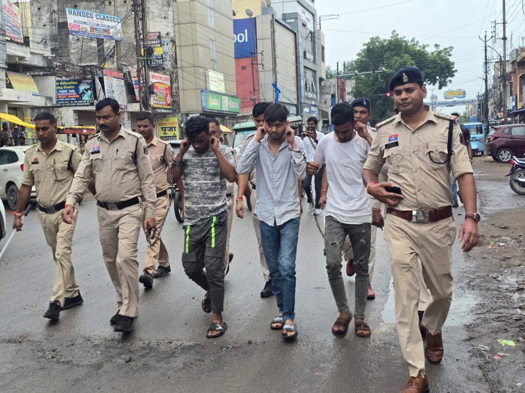 police action : पिता-पुत्र पर हमला करने वाले तीन आरोपी गिरफ्तार, पुलिस ने निकाला जुलूस...