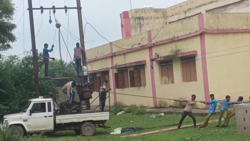Chanadongri High School : स्कूली बच्चों के सुरक्षा से खिलवाड़, बच्चों से खिंचवाया भारी ट्रांसफार्मर,