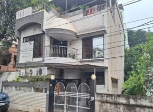 शंकर नगर स्थित फर्टिलाइज कारोबारी विनय गर्ग के घर छापा।