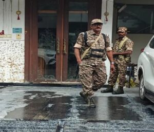 सुरक्षाबलों के साथ पहुंची टीम घर के अंदर दस्तावेजों की जांच कर रही है।