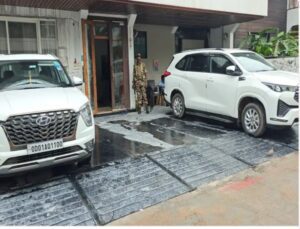 रायपुर के लॉ विस्टा कॉलोनी में कारोबारी पवन पोद्दार के घर ईडी की जांच चल रही है।