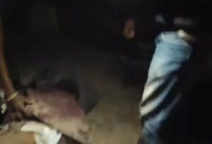 घायल शख्स जमीन पर पड़ा रहा।