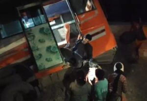 हादसे के बाद घायल यात्री बस के गेट पर ही घायल अवस्था में बैठा रहा।