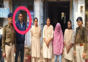 पुलिस ने महिला रिसेप्शनिस्ट और मालिक (लाल घेरे में) को गिरफ्तार