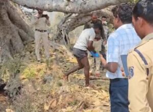 घर के अंदर मिला मां बेटे और पोते का शव।