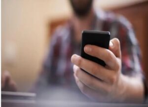 युवक को अश्लील वीडियो का स्क्रीनशॉट भेजकर ब्लैकमेल। (AI जनरेटेड फोटो)