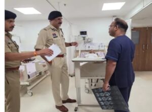 पुलिस कमिश्न डॉ. संजीव शुक्ला घायल पुलिसकर्मियों को देखने देर रात पहुंचे अस्पताल।