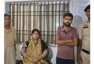 पुलिस ने दानीपारा इलाके से संचालिका लक्ष्मी शर्मा और ग्राहक ऋषभशर्मा को गिरफ्तार किया।
