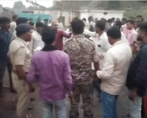 सूरजपुर- महिला की मौत के बाद नाराज ग्रामीणों ने बस्ती में चल रहे अवैध क्रशर में आग लगा दी।